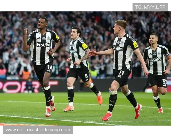 戈登被换下时接受全场掌声,纽卡球迷高唱-只有一个安东尼- 戈登被换下时接受全场掌声,纽卡球迷高唱-只有一个安东尼-